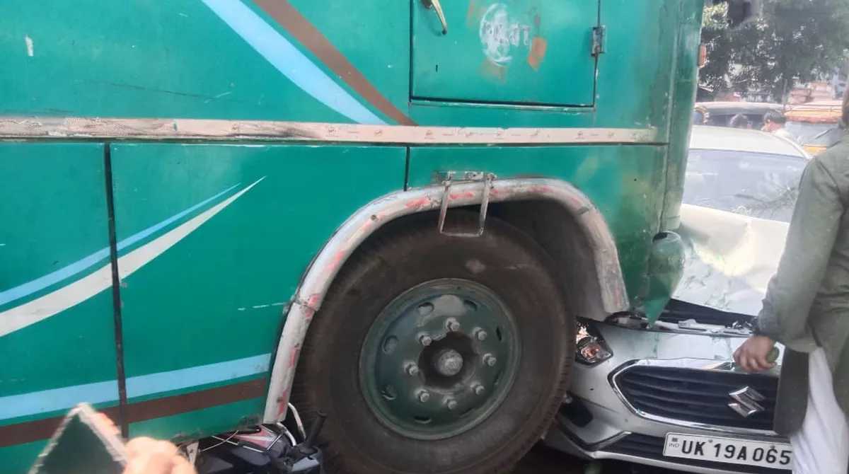 रामनगर में एक बेकाबू बस ने स्कूटी सवार को रौंदा,