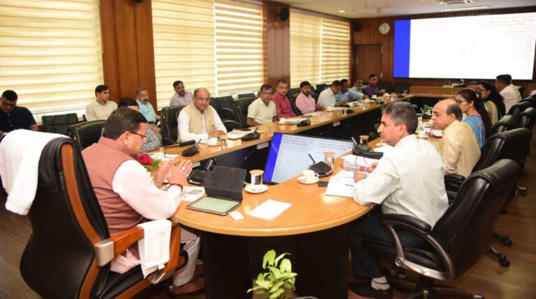 सीएम धामी ने सभी अधिकारियों को दिए अलर्ट मोड पर