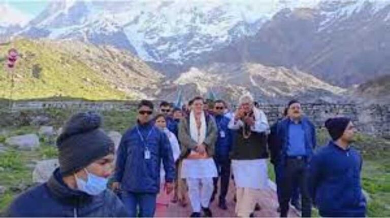 सीएम धामी पहुंचे केदारनाथ धाम, आपदा के शिकार लोगों को