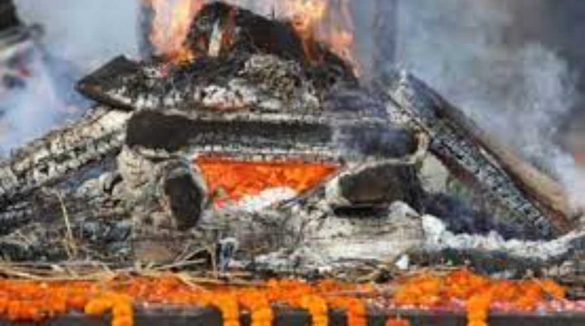 एक माह के भीतर मां-पिता को खोने वाली बेटी के नहीं डिगे हौसले, अंतिम संस्कार से पहले दिया एग्जाम…