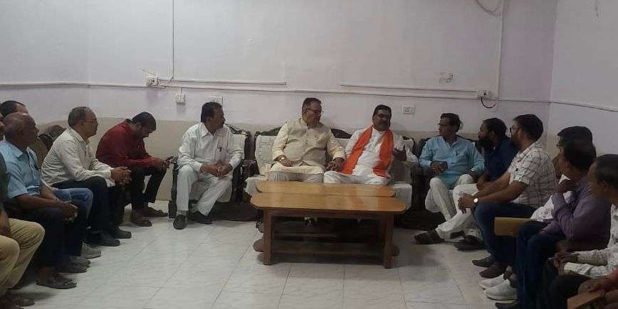 मध्य प्रदेश के कृषि मंत्री के साथ अधिकारियों की बैठक लेते उत्तराखण्ड के कृषि मंत्री गणेश जोशी।
