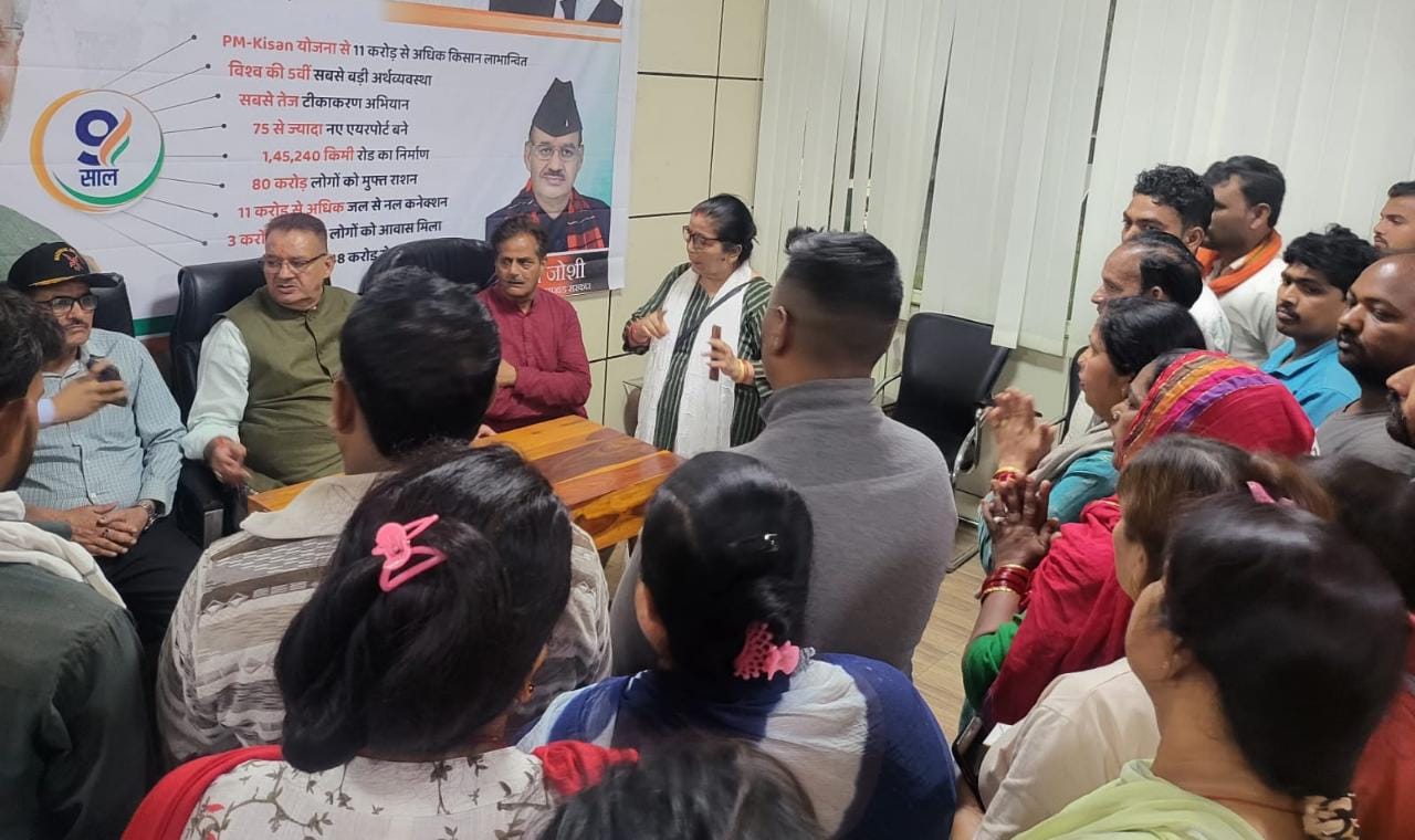 मंत्री गणेश जोशी से गढ़ी कैंट में रेड़ी ठेली वालों ने की मुलाकात