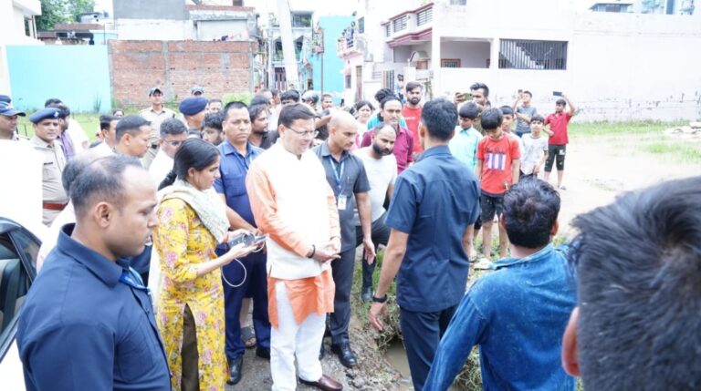 देहरादून में बरसात से प्रभावित क्षेत्रों का सीएम ने किया