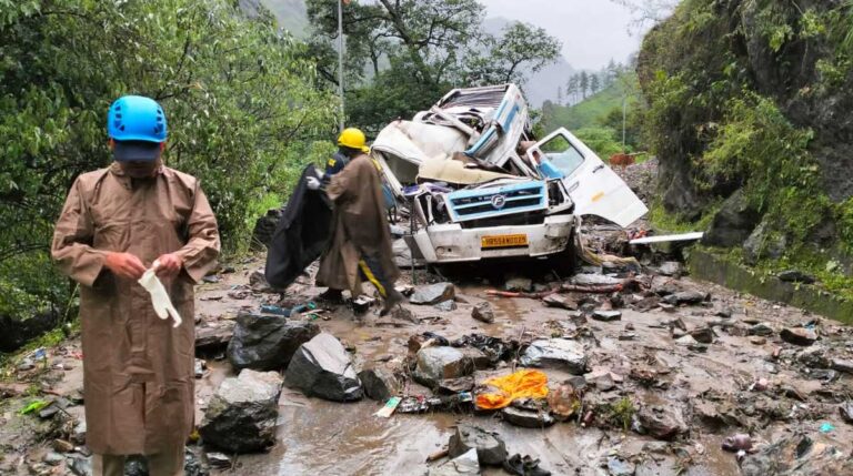 गंगोत्री हाईवे पर भूस्खलन, मलबे की चपेट में आई कई