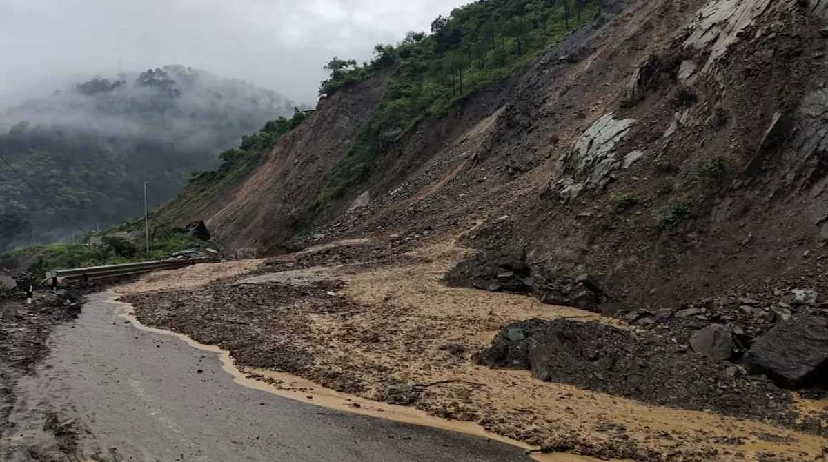 उत्तराखंड में उफान पर नदियां, कई मार्ग बाधित, हजारों यात्री फंसे…