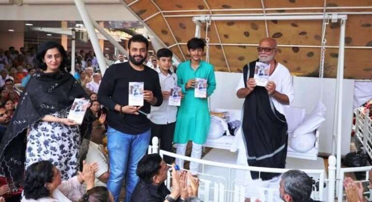 Tribhuvan Sutra for Tribhuvan, Sant Morari Bapu released the book