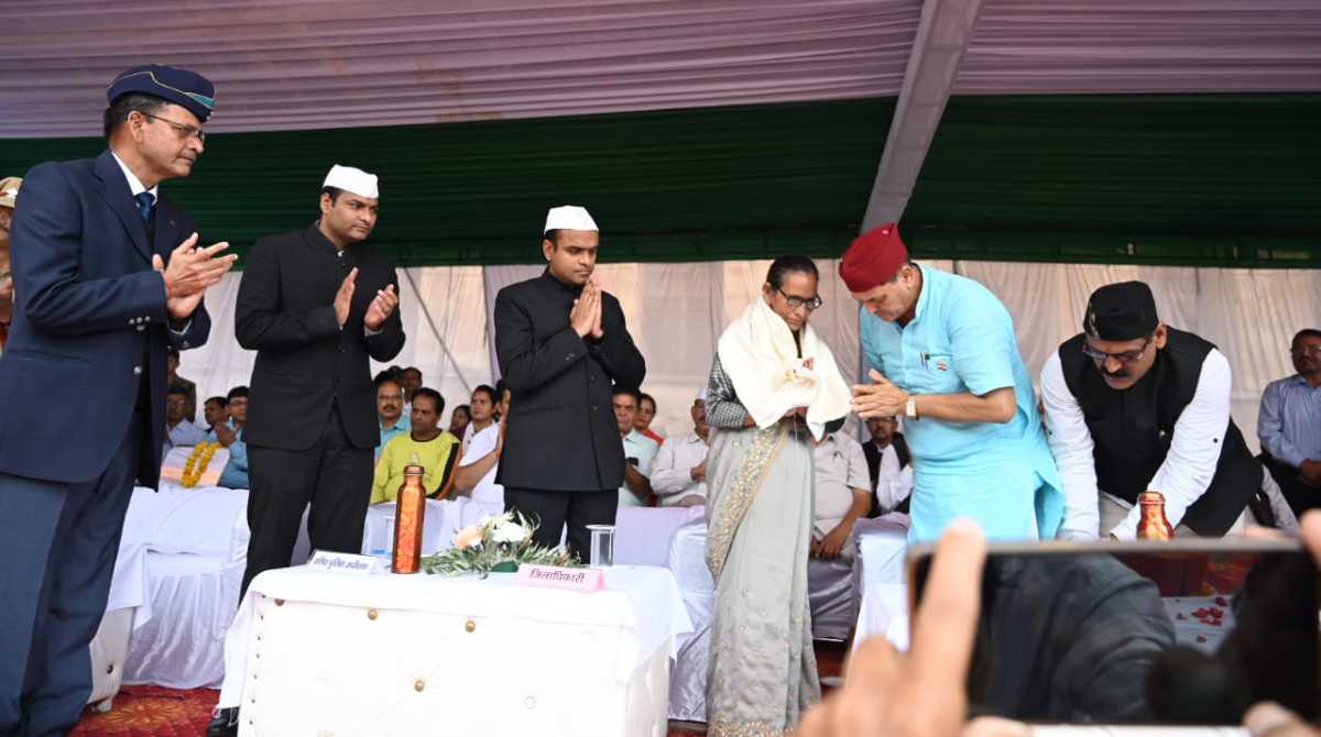टिहरी में इस तरह मना आजादी का जश्न, कैबिनेट मंत्री ने हाथ में माटी लेकर दिलाई शपथ…
