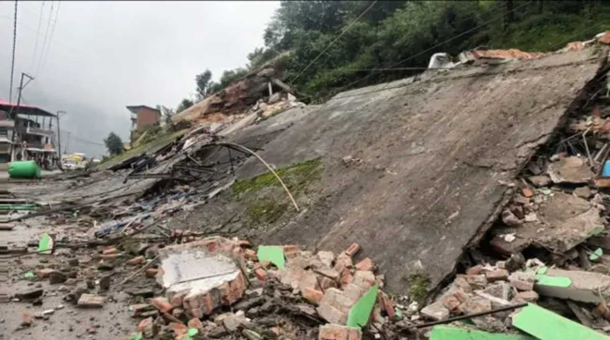 केदारघाटी में ताश के पत्तों की तरह ढही तीन मंजिला इमारत, कई मार्ग बाधित…
