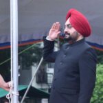 उत्तराखंडः राजभवन परिसर में राज्यपाल ने किया ध्वाजारोहण, शहीदों को की श्रद्धांजलि अर्पित…