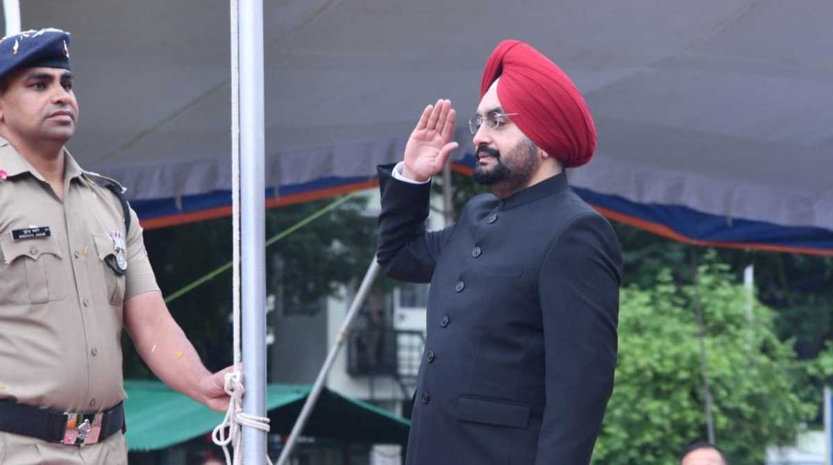 उत्तराखंडः राजभवन परिसर में राज्यपाल ने किया ध्वाजारोहण, शहीदों को की श्रद्धांजलि अर्पित…