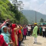 टिहरी में शराब के ठेके के विरोध में सड़कों पर ग्रामीण, किया धरना प्रदर्शन…