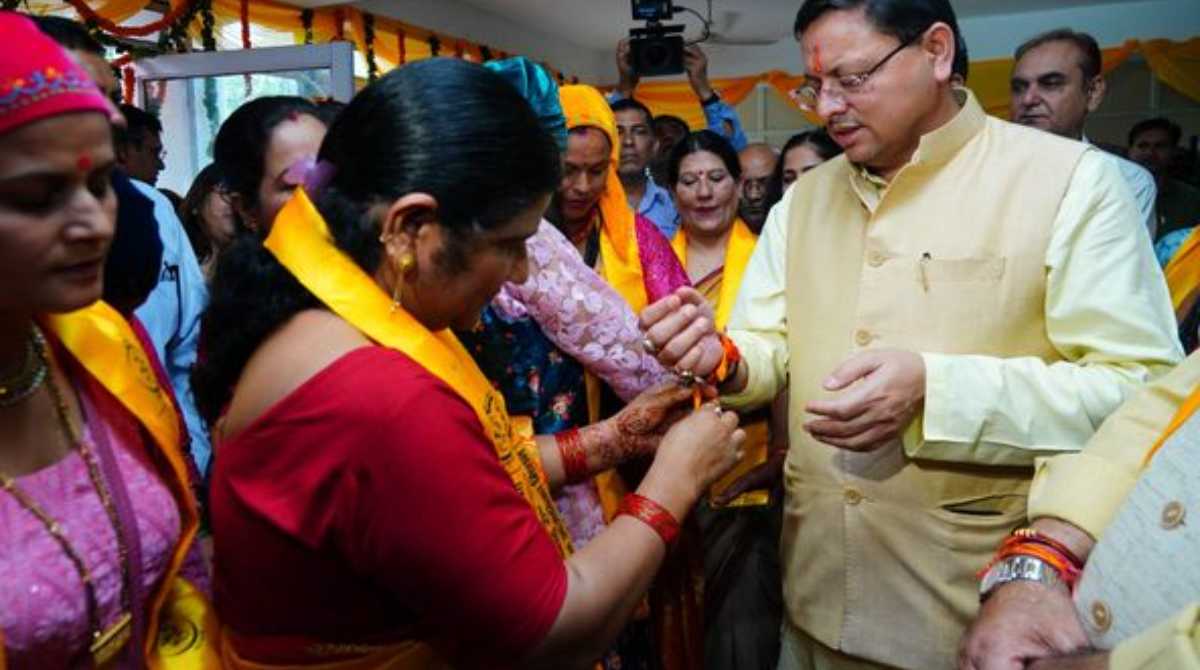 स्वयं सहायता समूहों की महिलाओं ने मुख्यमंत्री की कलाई में