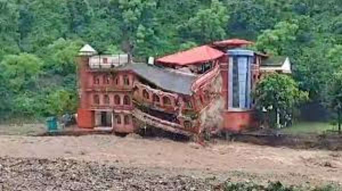 उत्तराखंड में भारी बारिश से उफान पर नदियां, देखते ही देखते ढह गई इमारत…