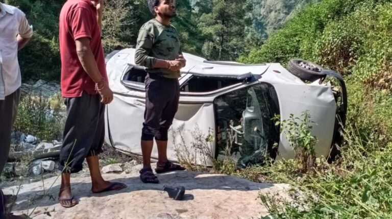 उत्तराखंडः खाई में गिरे तीन वाहन, तीन बच्चों सहित 12