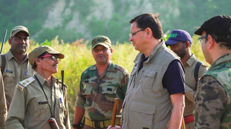 जिम कॉर्बेट पार्क पहुंचे सीएम धामी ने की फॉरेस्ट कर्मियों