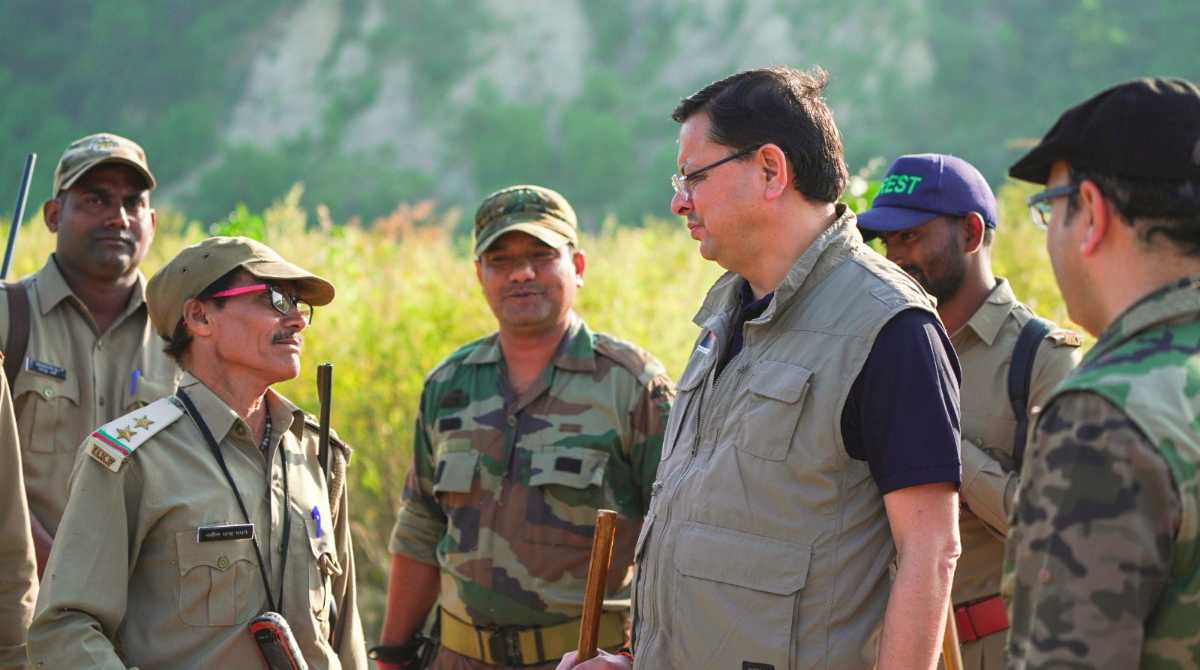 जिम कॉर्बेट पार्क पहुंचे सीएम धामी ने की फॉरेस्ट कर्मियों के साथ चर्चा, वन भूमि को लेकर कही ये बात…