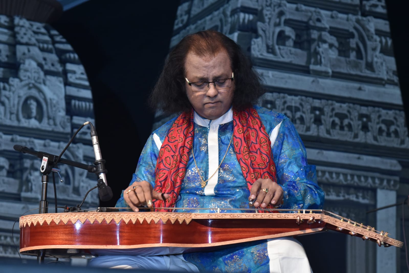 देबाशीष भट्टाचार्य के गिटार की ध्वनि से गूंज उठा विरासत का आंगन