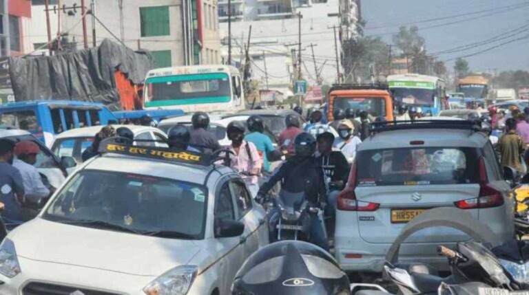 देहरादून में तीन अलग अलग हादसों में कई वाहन दुर्घटनाग्रस्त,