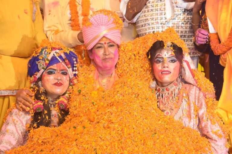 Minister Rekha Arya played Holi