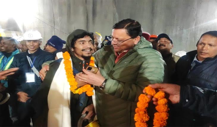श्रमिकों की सकुशल वापसी पर मसूरी में बांटी गई मिठाई