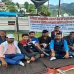 डीडीहाट में आंदोलनकारी धरने में डटे