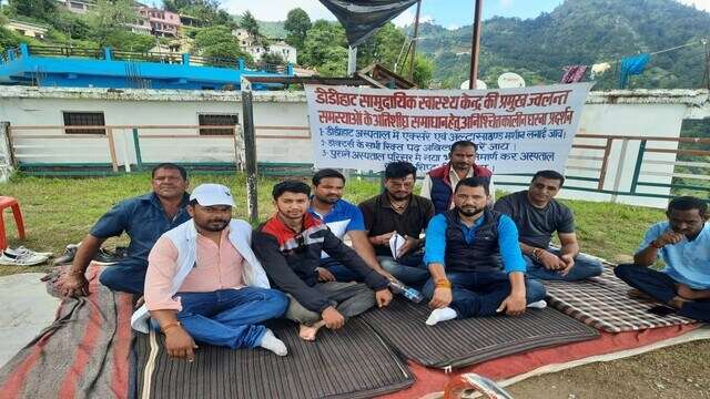 डीडीहाट में आंदोलनकारी धरने में डटे