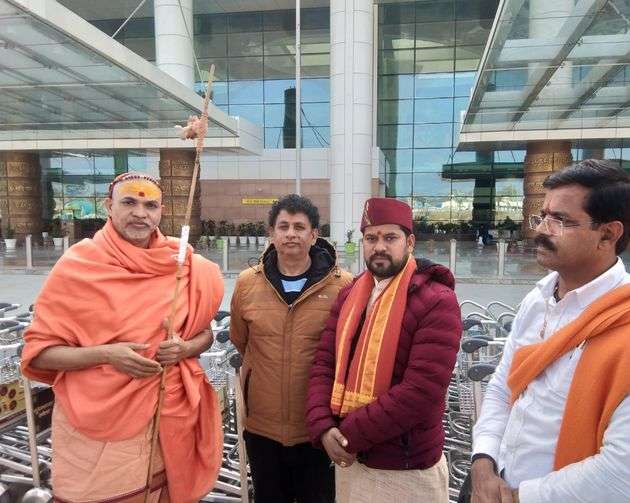 जौलीग्रांट एयरपोर्ट पर लिखे बौद्ध मंत्र पर शंकराचार्य ने जताई नाराजगी