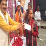 विधायक ने चार लोगों को सौंपे सीएम सहायता के चेक