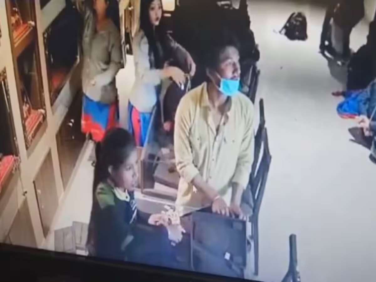 हथियारबंद बदमाशों ने की ज्वेलरी शोरूम में करोड़ों की डकैती