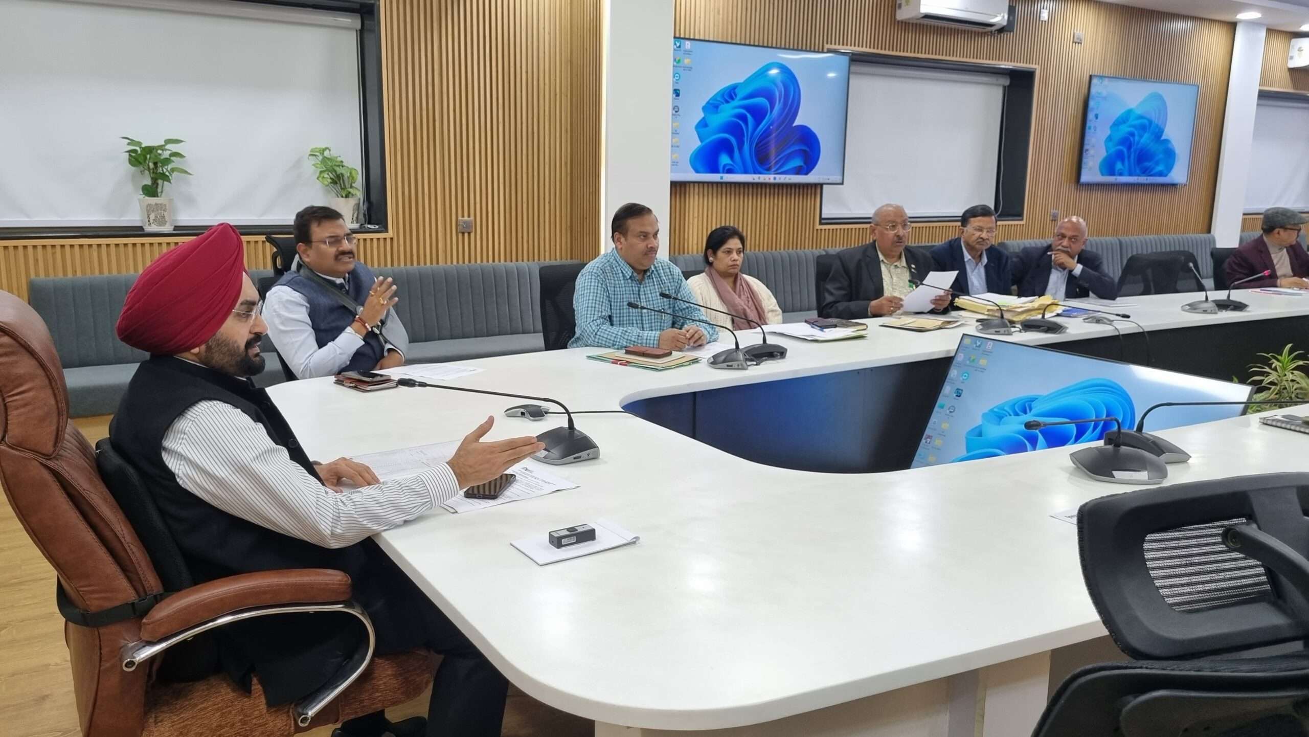 प्रदेश में उद्योगों को बढ़ावा देने के लिए उनकी समस्याओं के निस्तारण के लिए प्राथमिकता से किया जाए कार्य : मुख्य सचिव