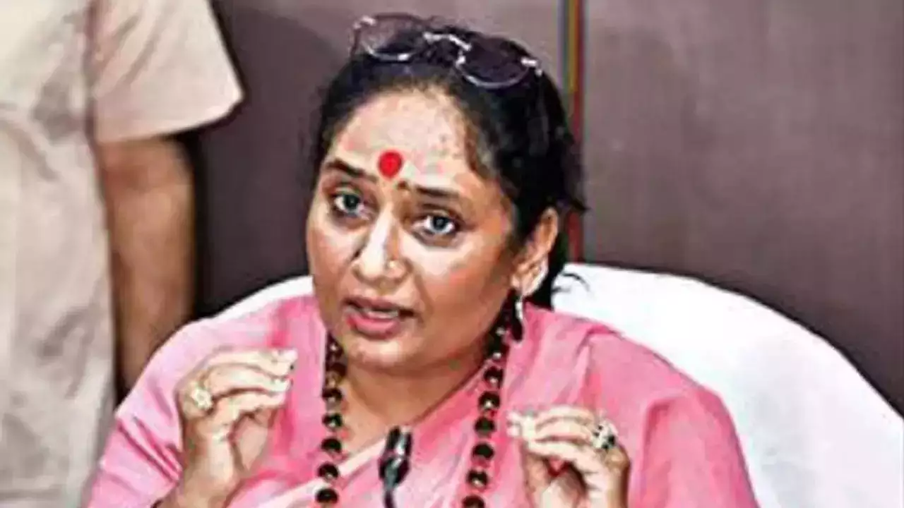विस अध्यक्ष ऋतु खंडूडी को सौंपी प्रवर समिति की रिपोर्ट