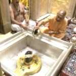 सीएम ने दुर्गाकुंड स्थित मां दुर्गा मंदिर में देवी के कुष्मांडा स्वरूप की भी की पूजा