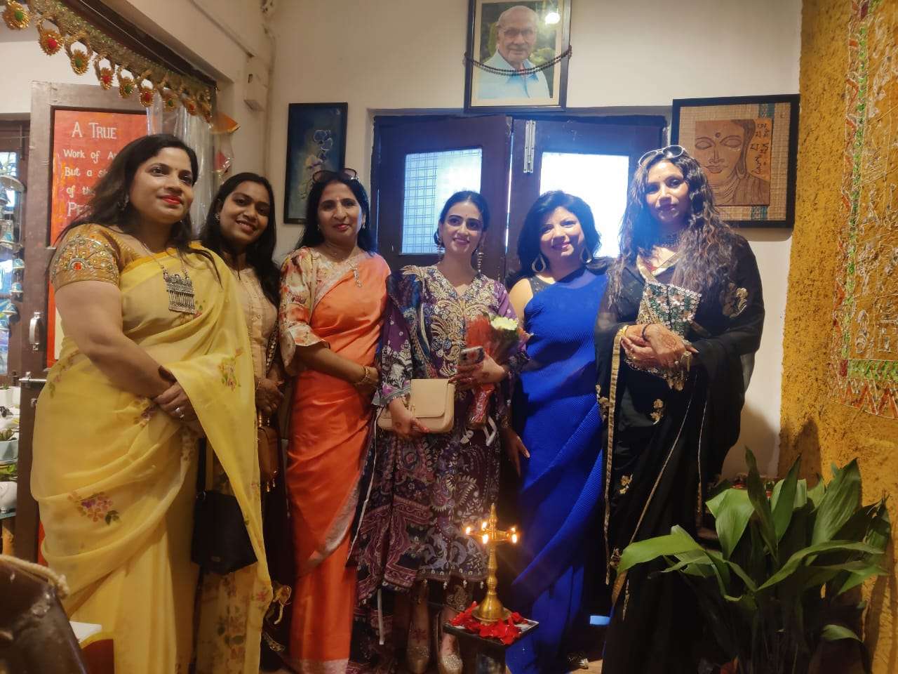 महिलाओं को मंच दे कर बना रहे आत्मनिर्भर : स्मृति लाल