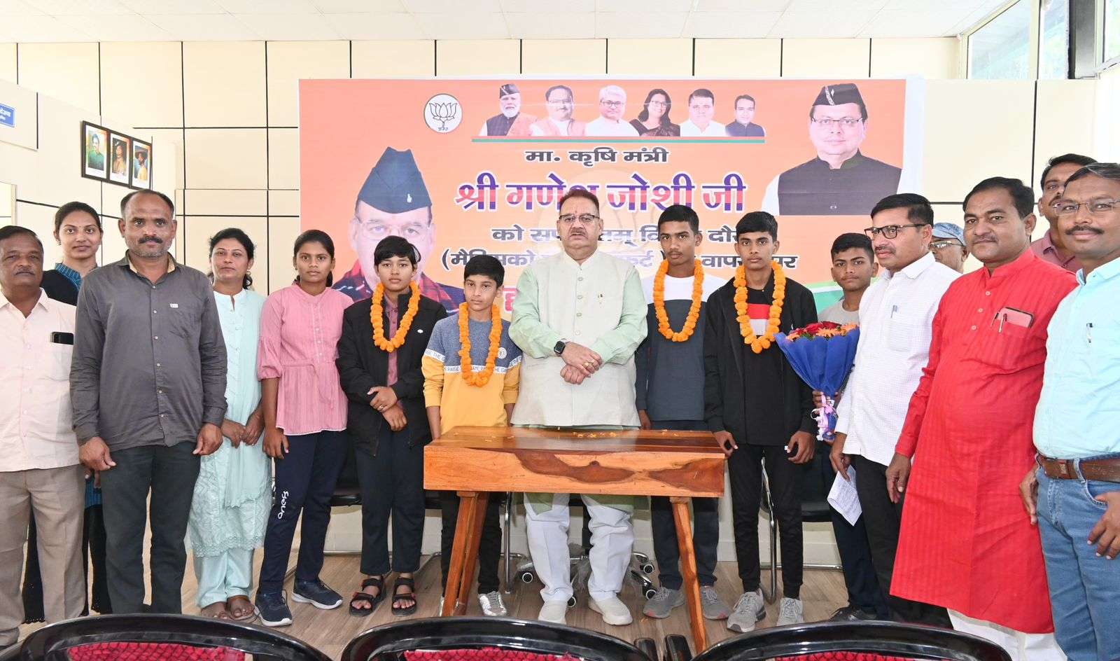 कृषि मंत्री जोशी ने की महाराष्ट्र से आये तीरंदाजी के खिलाड़ियो से मुलाक़ात