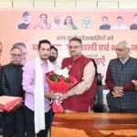 फुटबाल में गोल्ड मेडल मिलने पर आयुष बिष्ट को किया गया सम्मानित