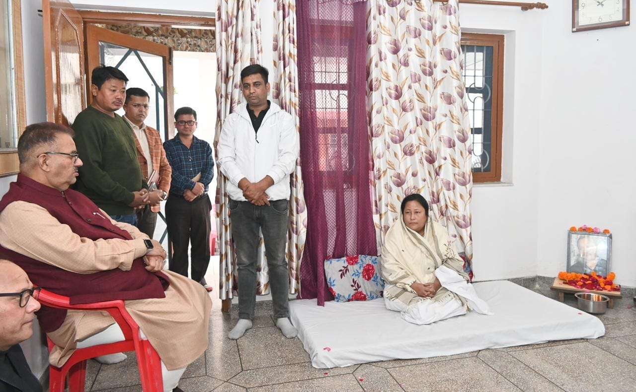 सिपाही कंवल गुरुंग के आकस्मिक निधन पर मंत्री ने की पुष्पांजलि अर्पित