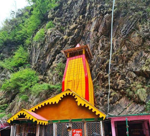विश्व प्रसिद्ध यमुनोत्री धाम के कपाट भैयादूज के पावन पर्व पर शीतकाल के लिए हुए बंद ।