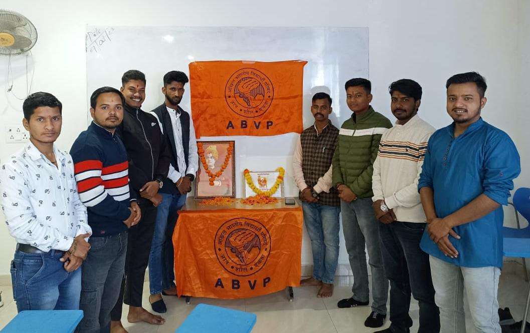 आज अखिल भारतीय विद्यार्थी परिषद् ऋषिकेश इकाई ने आईसीए कोचिंग सेंटर में झारखंड के मुंडा जनजाति से ताल्लुक रखने वाले भगवान बिरसा मुंडा की पुष्पांजलि एवं विचार गोष्ठी कर जयंती मनाई।