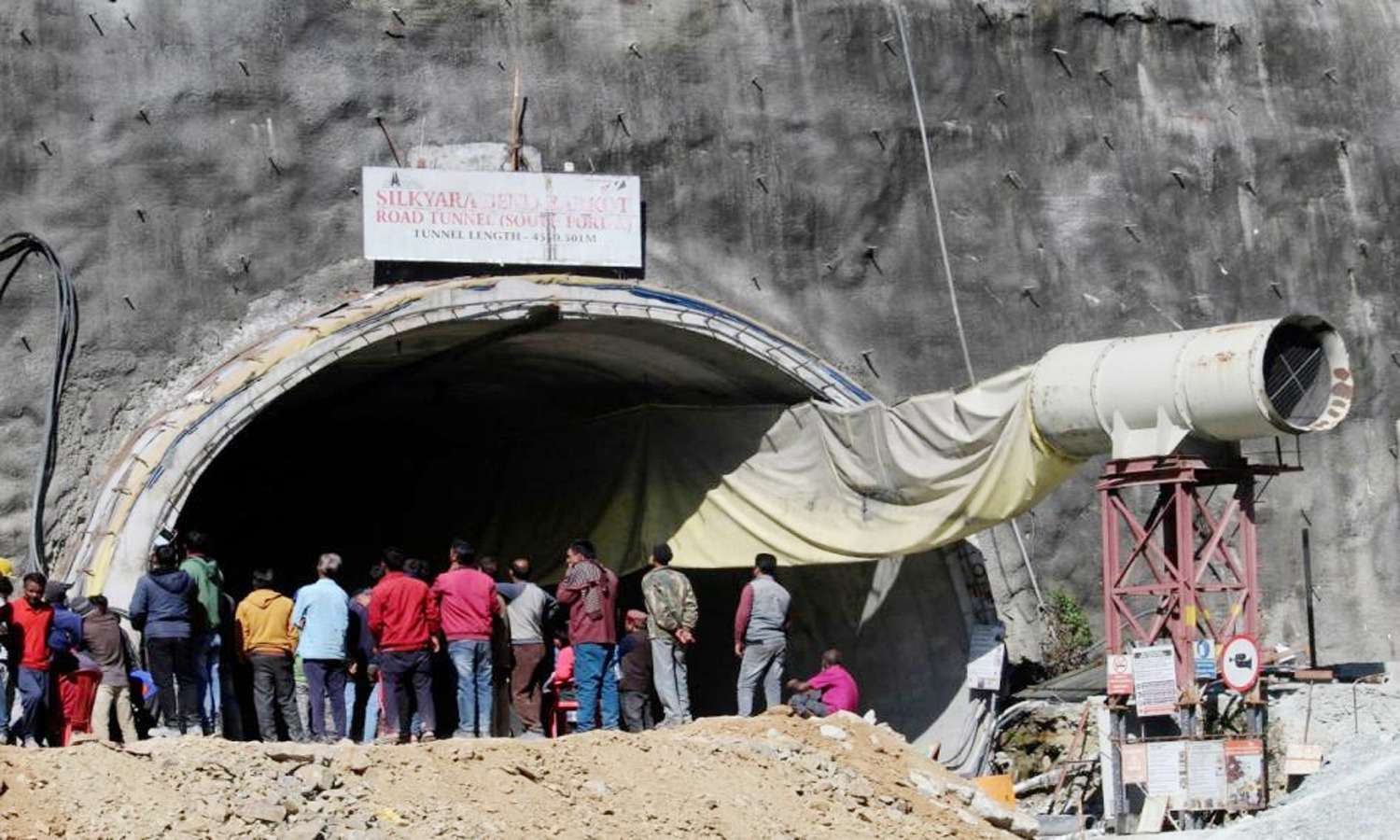 सुरंग में फंसे मजदूरों के परिवार वालों का छलका दर्द