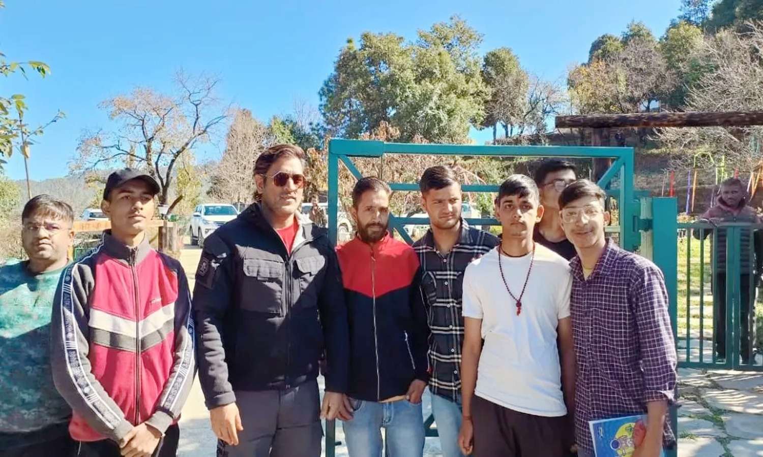 मां जब गांव आती थीं तो यही अखरोट ले जाती थीं, महेंद्र सिंह धोनी ने ताजा की पुरानी यादें