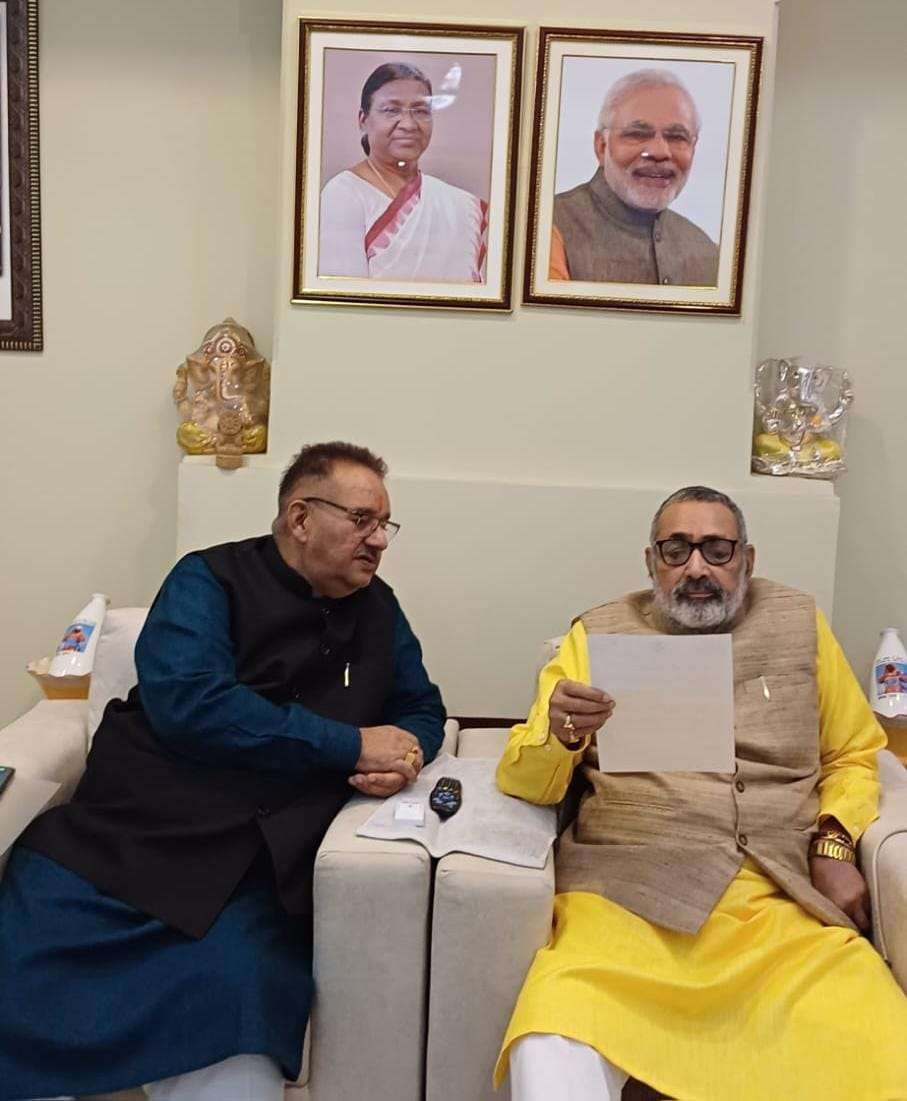 नई दिल्ली में सूबे के ग्राम्य विकास मंत्री गणेश जोशी ने केंद्रीय ग्रामीण विकास मंत्री गिरिराज सिंह से की भेंट।