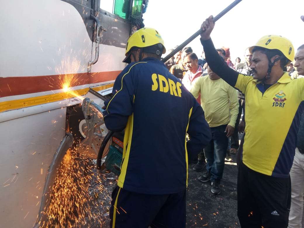 दो बसों की आमने सामने की टक्कर, SDRF ने घायलों को रेस्क्यू कर पहुंचाया अस्पताल