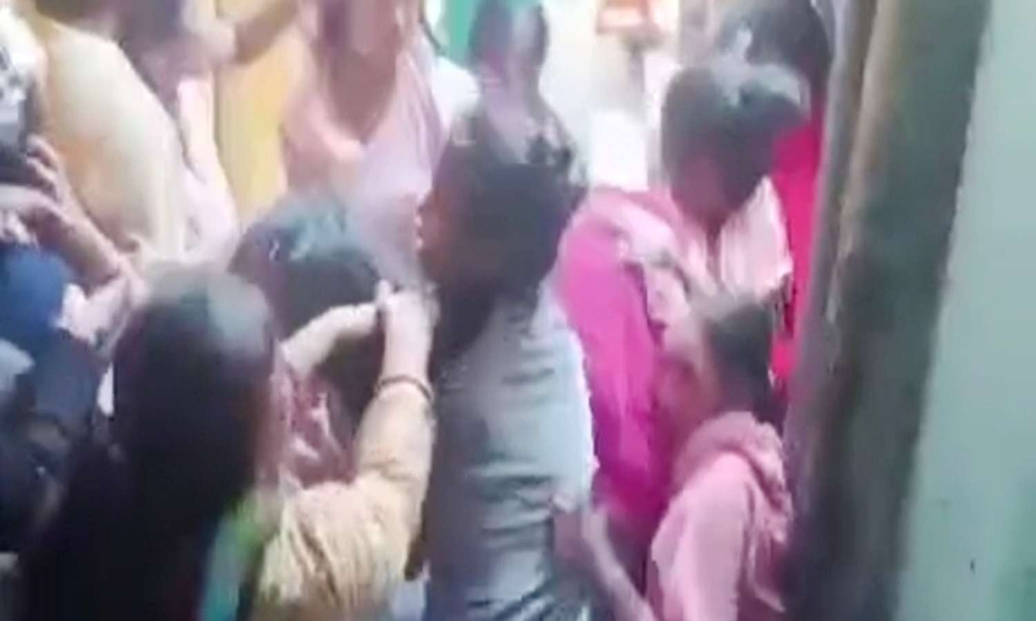 वायरल खबर : लड़कियों की गैंगवार के वीडियो सोशल मीडिया पर वायरल