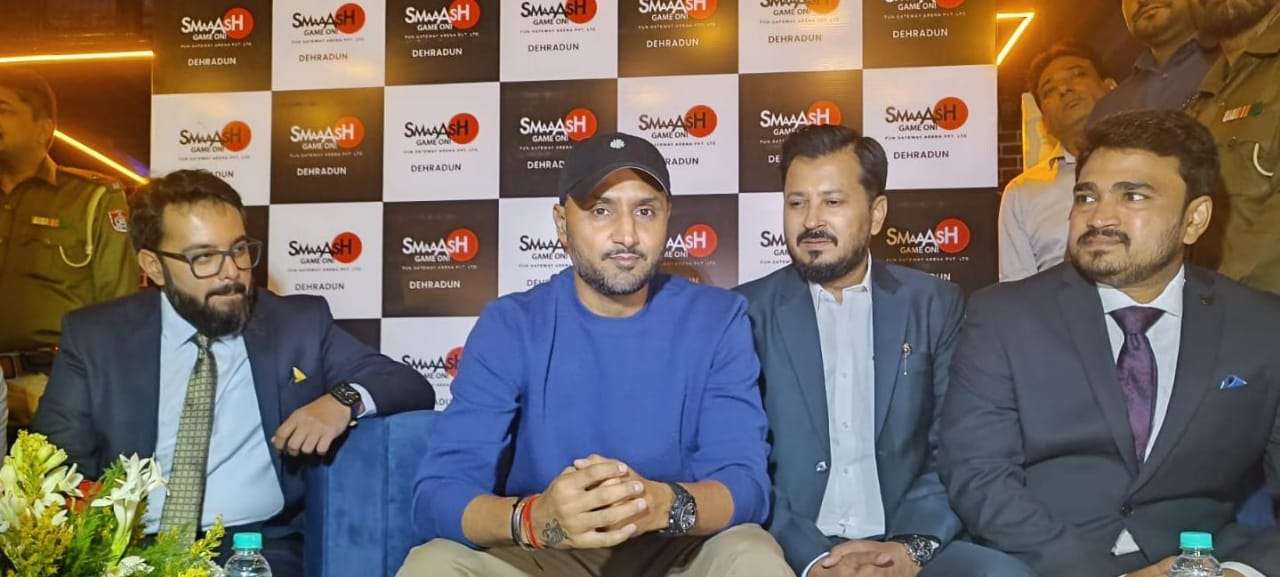 देहरादून में स्मैश के नए मनोरंजन केंद्र के उद्घाटन में शामिल हुए प्रसिद्ध क्रिकेटर हरभजन सिंह