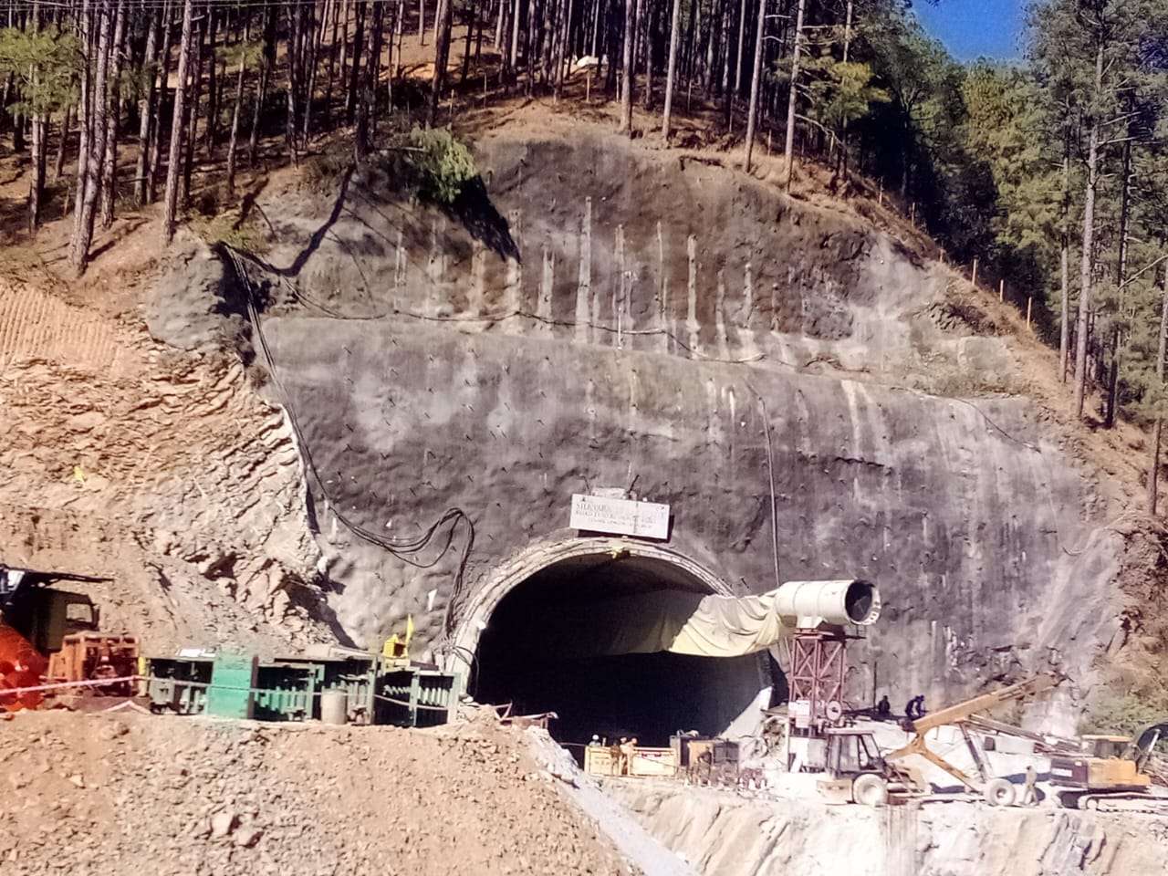 सिलक्यारा निर्माणाधीन टनल में फंसे मजदूरों पर होगी बाबा बौख नाग की कृपा।