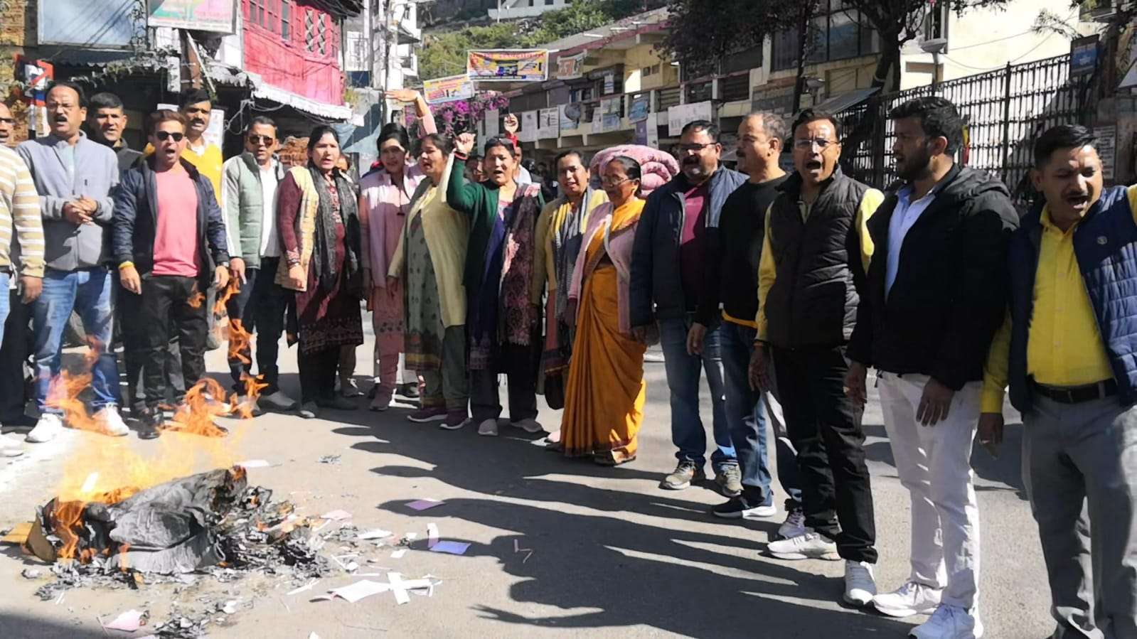 सीएम नीतीश कुमार के बयान के विरोध में महिला मोर्चा ने किया पुतला दहन, इस्तीफे की रखी मांग