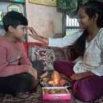 भैयादूज पर बहनों ने भाई के माथे पर लगाया तिलक