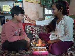 भैयादूज पर बहनों ने भाई के माथे पर लगाया तिलक