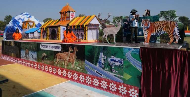 राज्य स्थापना दिवस पर प्रदर्शित की गई ‘‘केदारखण्ड से मानसखण्ड’’ झांकी