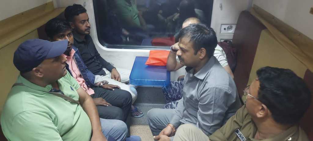 लोकसभा चुनाव लड़ाने के लिए फाईनेंस करते हैं डकैत